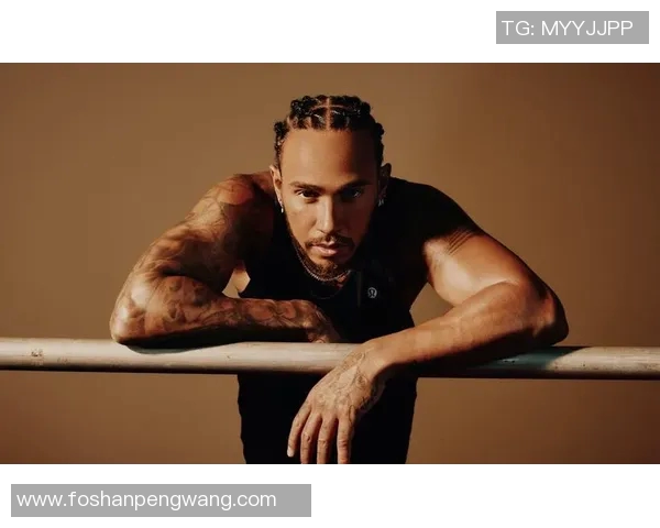 足球明星发型与方便面卷的奇妙结合探讨时尚与运动的创新风格