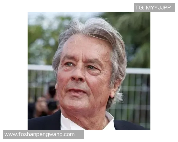 德国足球传奇明星正式宣布退役引发球迷热议与怀念